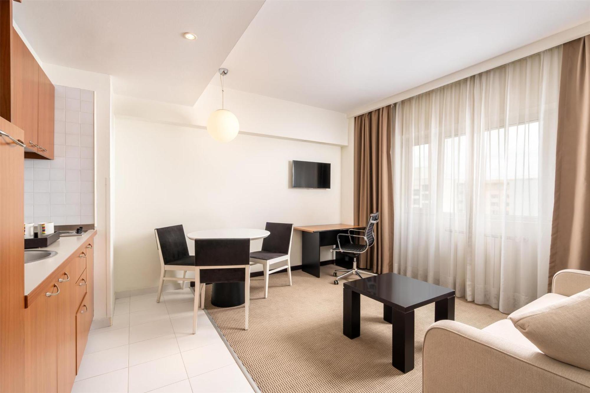 Park Inn By Radisson Bucharest Hotel & Residence Exterior foto